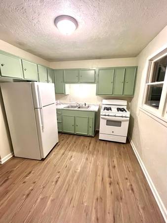 $1,300 / 2br - Rent includes Electric/Gas/Water/Trash/Sewer 2 bed 1 bath Apartment (Nederland)64036373260803120
