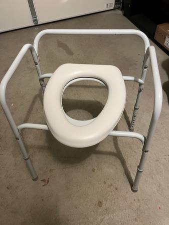 Elevated toilet seat with handles 1