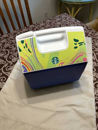 Starbucks Igloo Cooler from 2023 - never used 1