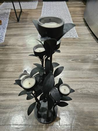 Precioso candelabro de metal negro cepillado - $15 (North Attleboro)62974825666563121