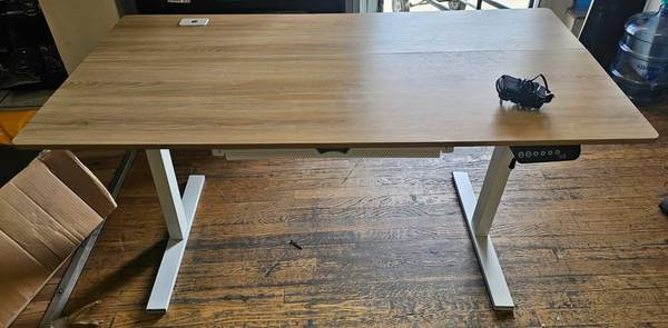 ELECTRIC ADJUSTABLE-HEIGHT STANDING DESK 1