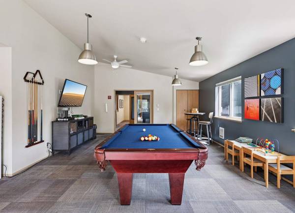 $2,020 / 2br - Área de comedor en barra, vida sin mantenimiento, sala comunitaria (8510 212th St NE, Arlington, WA)63688296285953122