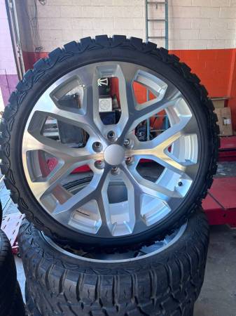 24” Wheel/Tire Package – Silver Wheels w/ 33” R/T Tires 1