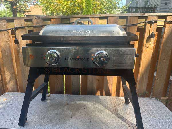 Blackstone 22” Inch Tabletop Propane Griddle with Heat Shield 1