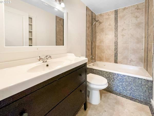 $1,590 / 3br - 1309ft2 - Elegante y inquietante: 3 habitaciones remodeladas en el corazón de Oregon City (Oregon City)63820824703745121