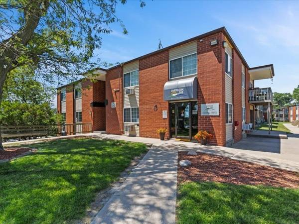 Overlook 380 | Comfortable Apartments in a Prime Location 1