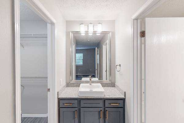 $1,635 / 2br - 1050ft2 - Free Wi-Fi in Common Areas, Smoke-Free Building (916 Beaver Grade Road, Pittsburgh, PA)64013533096066122