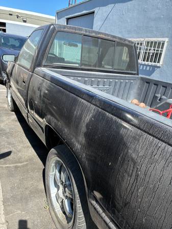 Camioneta deportiva Chevy Silverado de 1990 - $10,000 (Hawthorne)63441238843393121