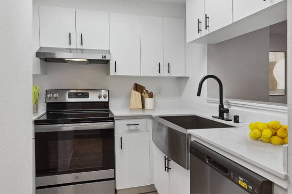 $1,995 / 1br - 700ft2 - Two-level Garage Parking, In-home Washer and Dryer, Ceiling Fans (600 7th Ave, Seattle, WA)63845962856577121