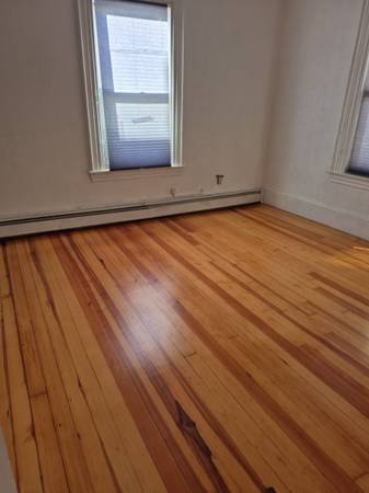$950 / 3br - Good size Room avai  OCTOBER   1st.  Savin hill Area   -1 min to T (Savin hill ,Dorchester)63810013018881120
