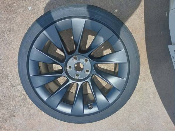 Goodyear Eagle F1 255/40r20 with black rim. 1