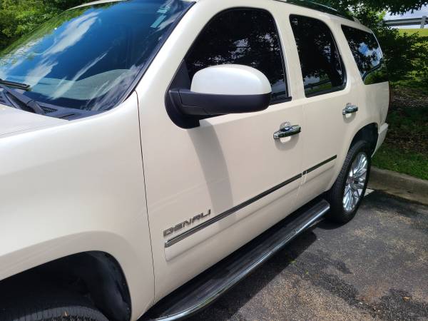 GMC YUKON DENALI - SUPER NICE - LOADED - $14,750 (NEWNAN)63621061575553123