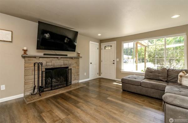 $569,950 / 3br - 1716ft2 - Updated 3Bdrm, 2.25 Bath Rambler Close To JBLM & Avail. '0' Down! (Lakewood)63612021436033123