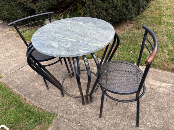 Bistro set/Marbletop table w/2 chairs 1