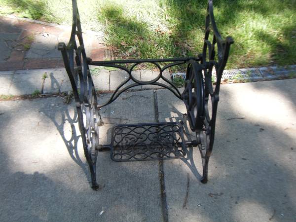 Antique Iron Treadle Frame with Spade Pattern Foot Pedal 1