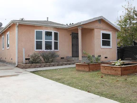 Very clean duplex with private entrance, enclosed front and back yard 1