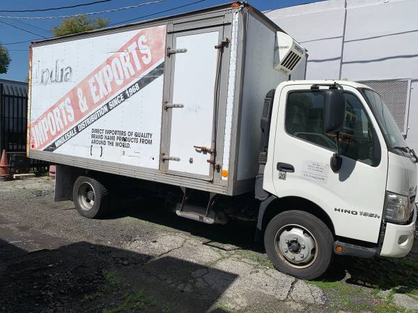 BOX TRUCK HINO 195H hybrid only 7,697 miles 2013 NEW condition 1 owner - $19,995 (LOS ANGELES)63470042492801121