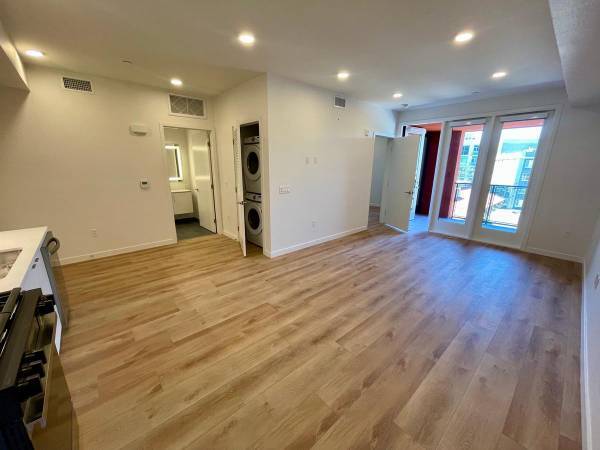 $880 / 1br - 669ft2 - Pisos de Superficie Dura, Características de Hogar Inteligente, Lockers de Paquetería Amazon Hub (Hillcrest)63657123930371120