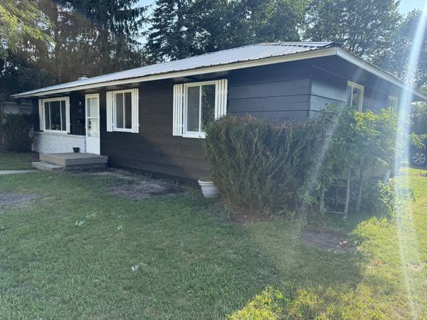 $1400.00 / 3br - 1300ft2 - Black and White House64037724011649122