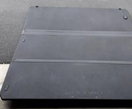 Third Generation Toyota Tacoma Tonneau Cover 1