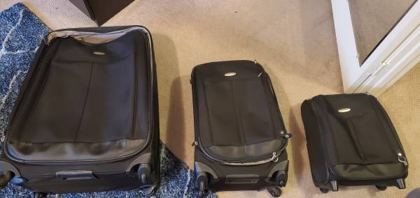 3 piece Samsonite luggage suitcase 1