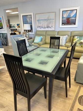 Great Expandable Table with 4 Chairs, Black w/Glass Inserts 1
