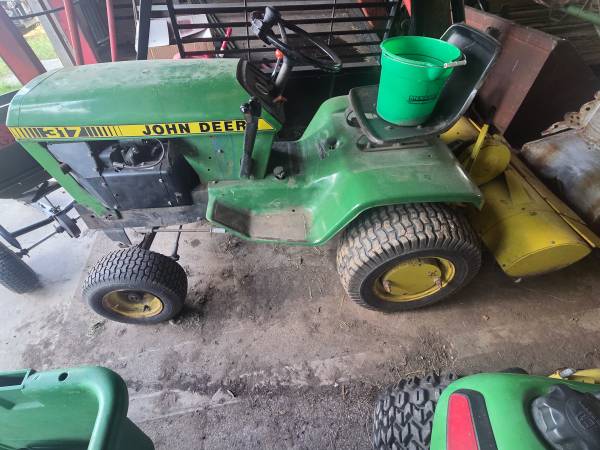 John Deere 317 1