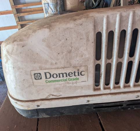 Dometic RV AC Unit- Commercial Grade $250 )B) 1