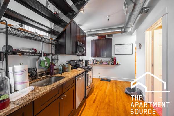 $2,610 / 3br - 1800ft2 - Very Unique Duplex Up! Laundry in Unit! Central AC! (Chicago)63918294000771122