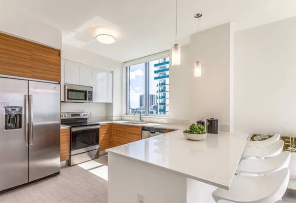 GORGEOUS 2/2 WITH W/D , PARKING, POOL, GYM.. ( ONLY $500 DEPOSIT ) 1