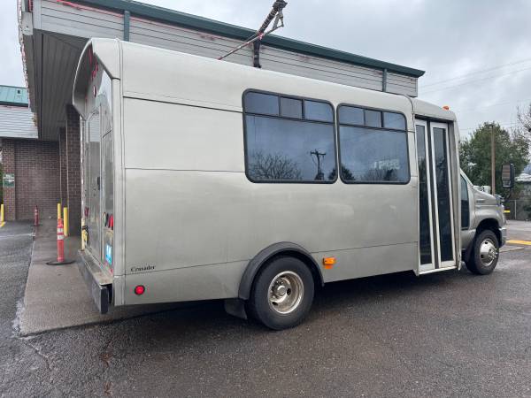 2011 Ford E-350 Transport bus - Photo 2