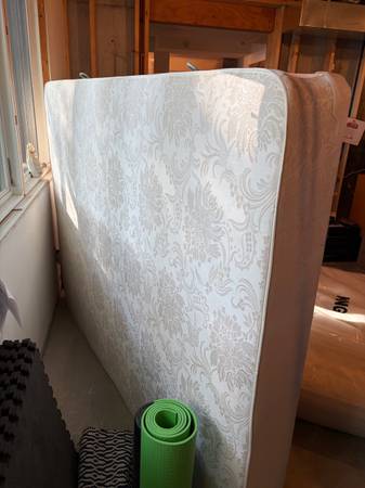 Queen box spring in perfect condition 1