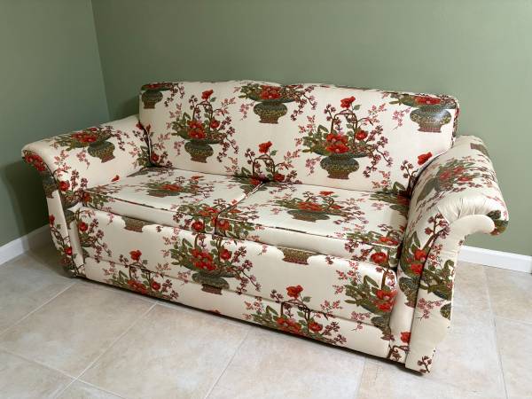 Vintage Custom Fabric Sleeper Sofa in excellent condition 1