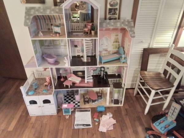 Large Dollhouse 1