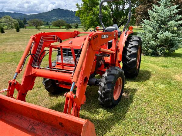 Kubota MX5000 Loader Utility Tractor 4x4 52 HP 1