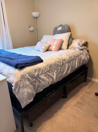 Queen bed set - Mattress, base and bed frame 1