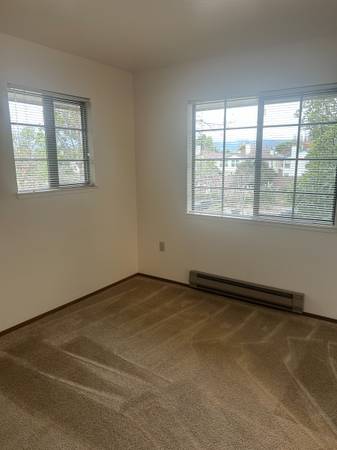 Spacious 2 bedroom/1 bath at Independence Plaza in Alameda!!! 1