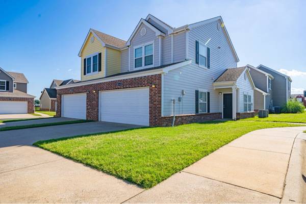 $1500.00 / 2br - 1065ft2 - Beautiful gated rental with pool, basketball court & great location –63981980796546120