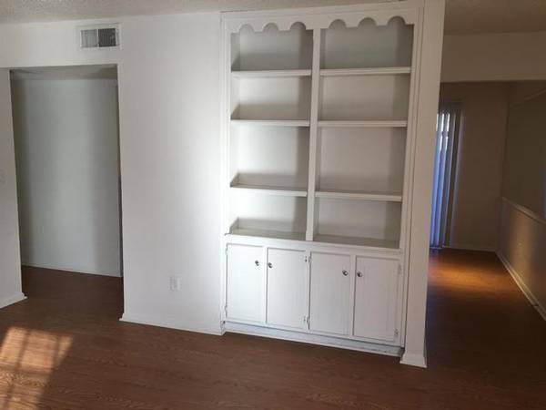 $840 / 1br - 750ft2 - Bay Windows, Extra Large Walk In Showers, Built-in Bookshelves63806193810177124