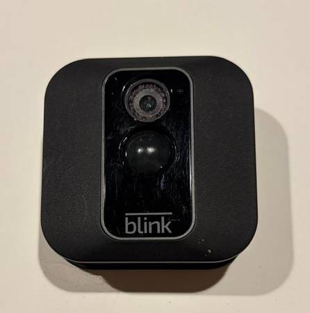 BLINK OUTDOOR SECURITY CAMERA IN GOOD CONDITION 1