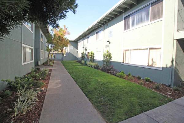 $1,961 / 2br - 834ft2 - Just what you need! A great 2 bed / 1 bath near public transport! (Sacramento)63900179824387123