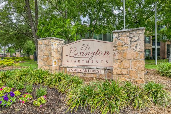 $1,455 / 2br - 1062ft2 - Pool, Crown Molding, Bar Counter Top in the Kitchen (12750 Briar Forest Dr, Houston, TX)63924041951234120