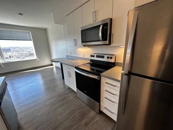 $1,799 / 431ft2 - Energy Efficient Apartment! Bright Studio, Washer & Dryer!! (409 Elm Street, Manchester)63656278507907124