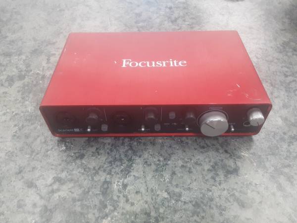 Focusrite Scarlett 2i2 195729-3 1