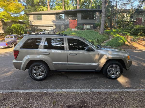 2006 jeep grand Cherokee 4x4 low miles runs great - $3,800 (Portland)63435627892739124