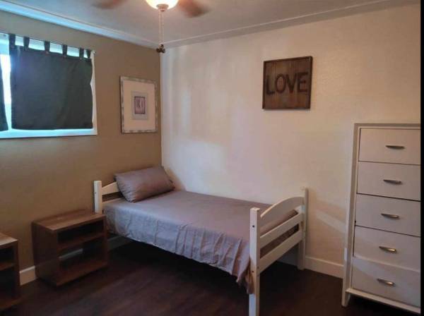W mesa shared room available. Quiet and friendly historical district 1