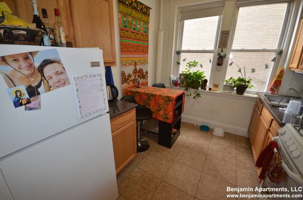 $2,250 / 1br - Comm Ave 1 Bed w/ Eat In Kitchen + OFF Street Parking Available (Brighton)63996693253634121