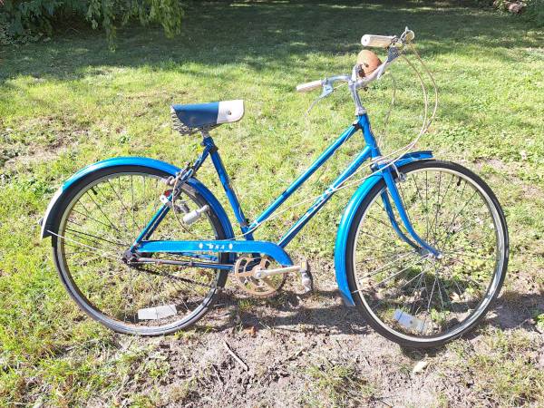 VINTAGE BSA MADE IN ENGLAND BIKE 1