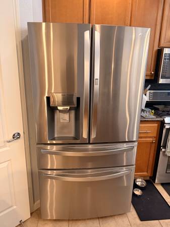 [PRE-OWNED] LG ThinQ Refrigerator 28 cu. ft. Standard depth 4-Door 1