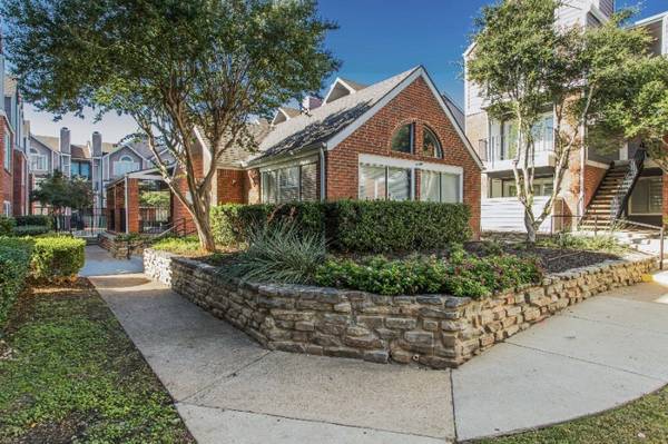 $1,050 / 2br - 805ft2 - Recycling, Built in Bookshelves, Minutes away from White Rock Lake (9707 Walnut Hl Ln, Dallas, TX)63796555950595120